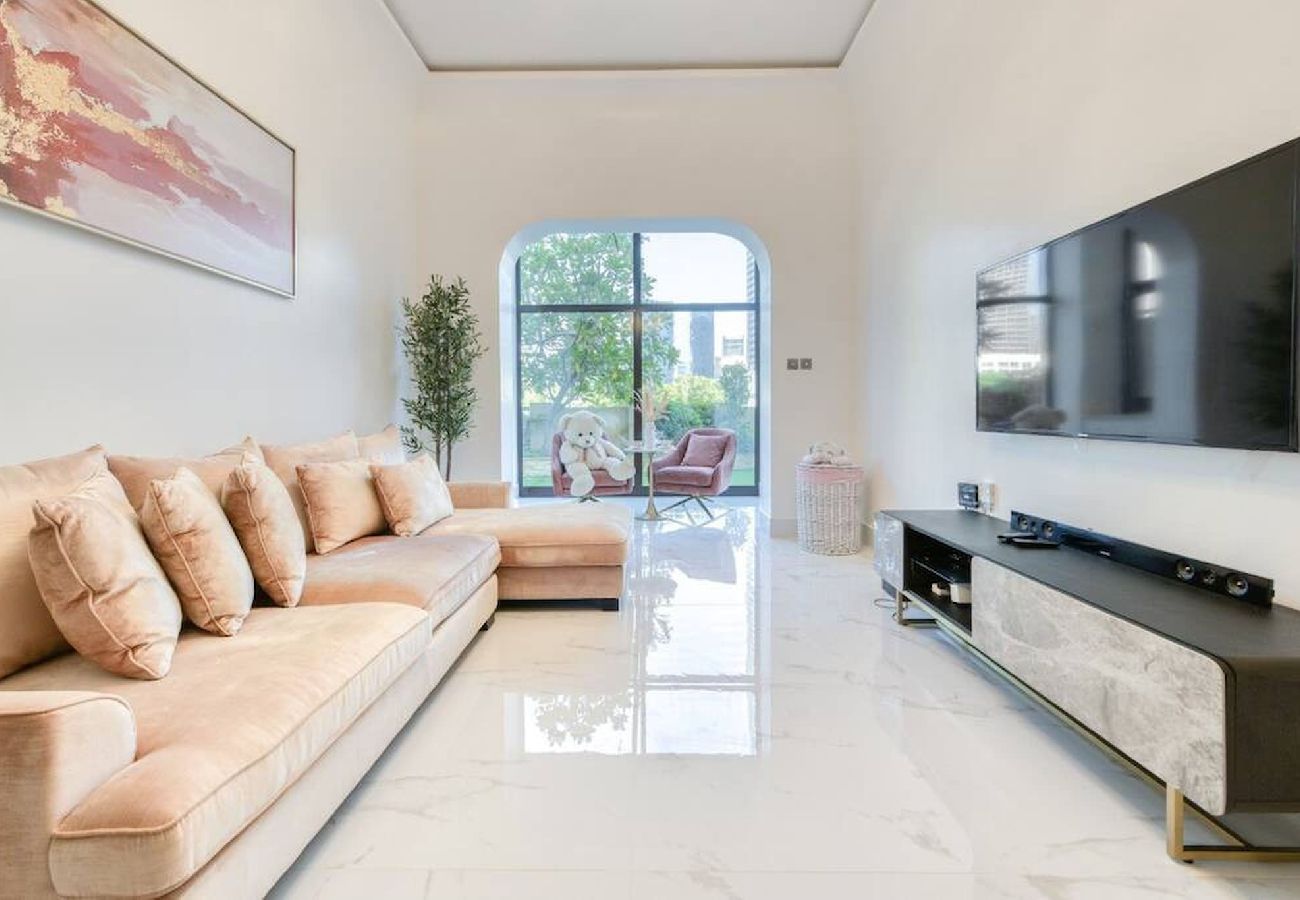 Apartment in Dubai - Downtown Beautiful 1bed with outdoor garden 