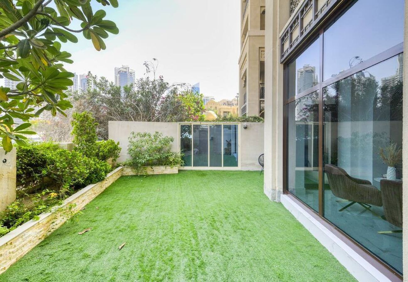 Apartment in Dubai - Downtown Beautiful 1bed with outdoor garden 