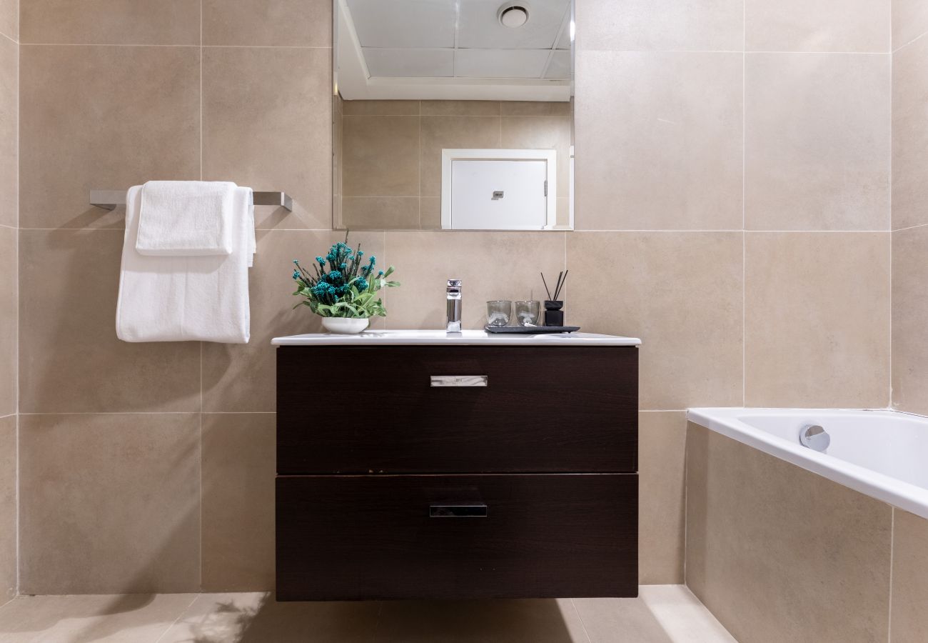 Apartment in Dubai - Stunning 1 Bed Apartment in Marina Arcade