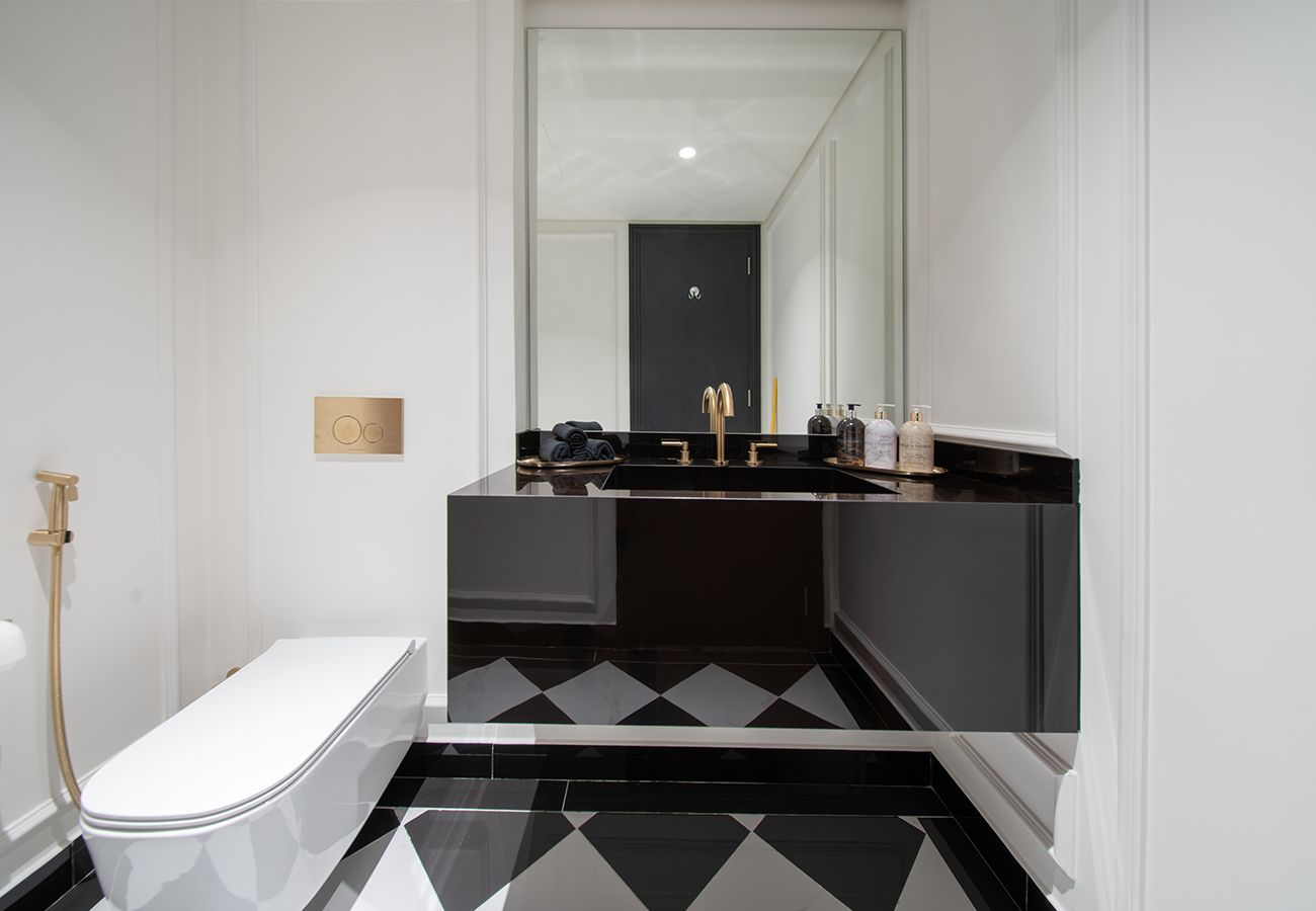 Apartment in Dubai - Luxury 1 Bed Apartment in Sky Gardens
