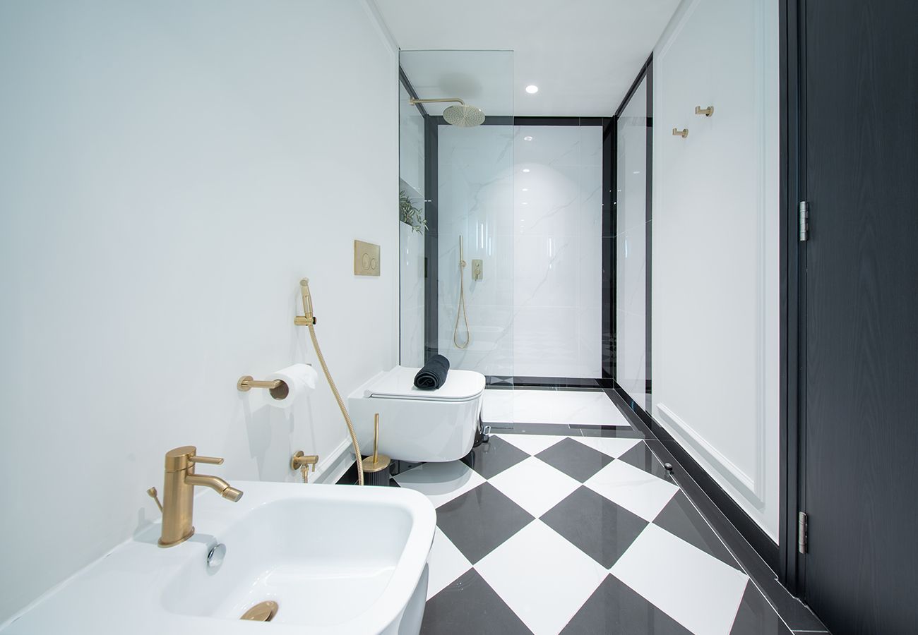 Apartment in Dubai - Luxury 1 Bed Apartment in Sky Gardens