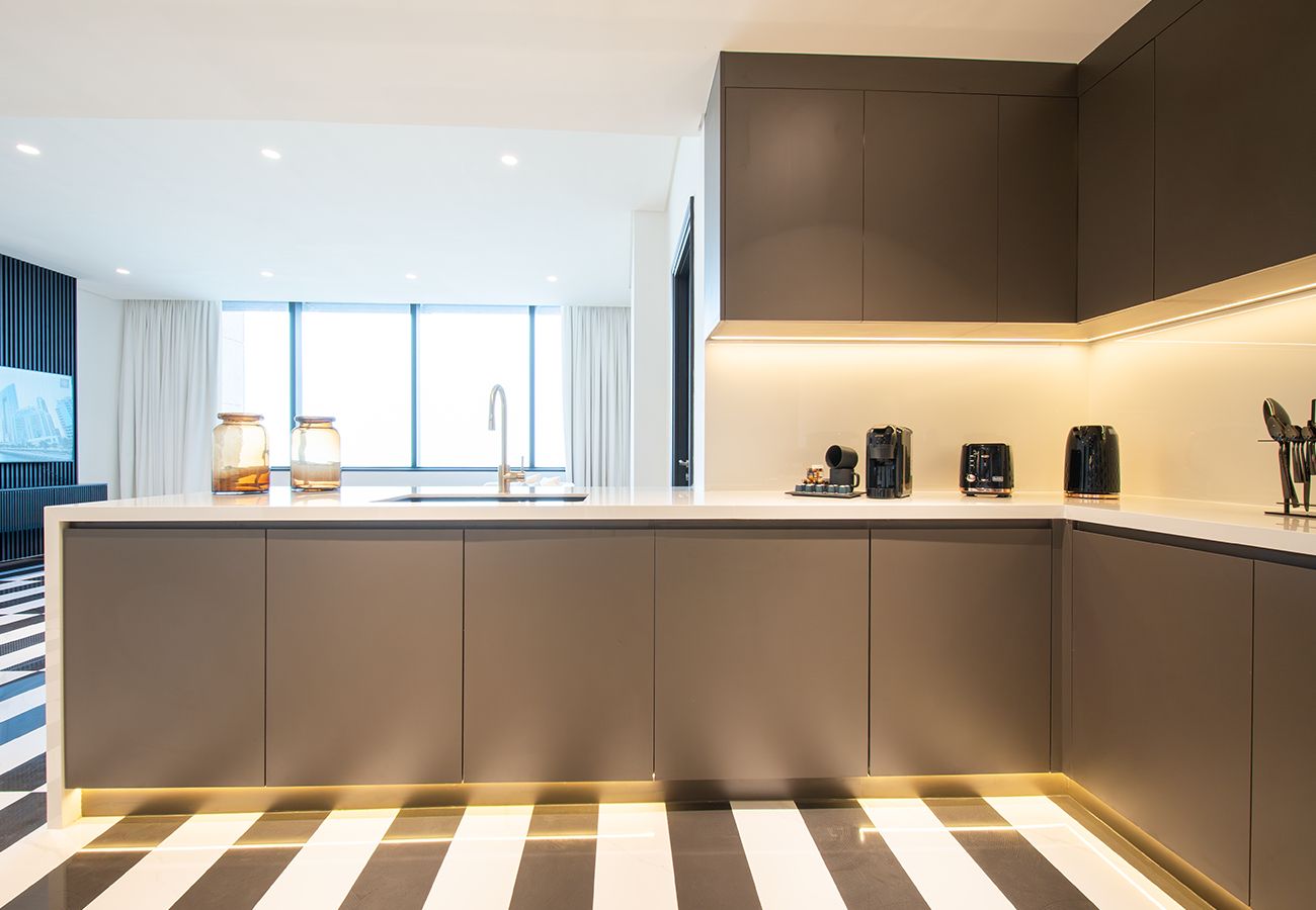 Apartment in Dubai - Luxury 1 Bed Apartment in Sky Gardens
