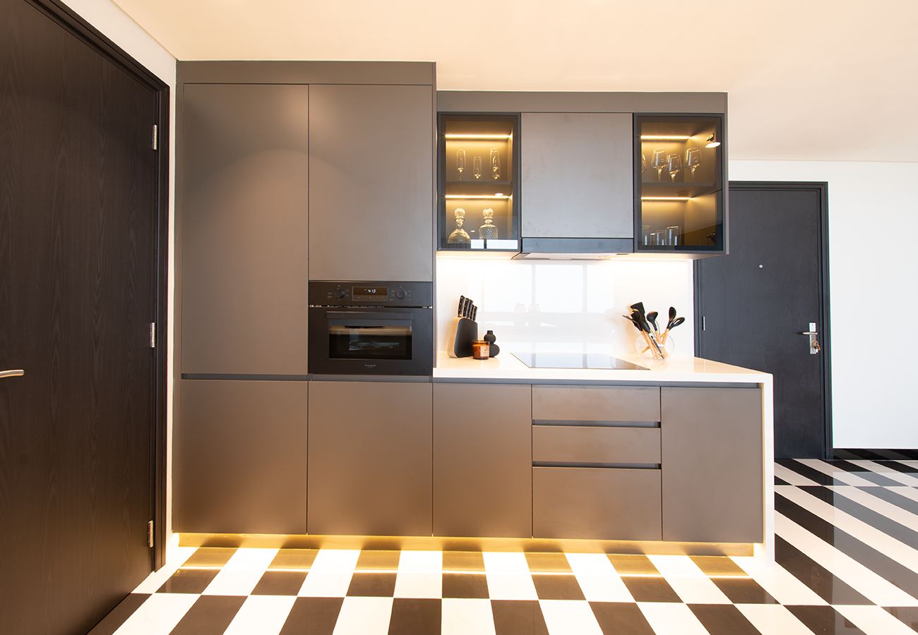 Apartment in Dubai - Luxury 1 Bed Apartment in Sky Gardens