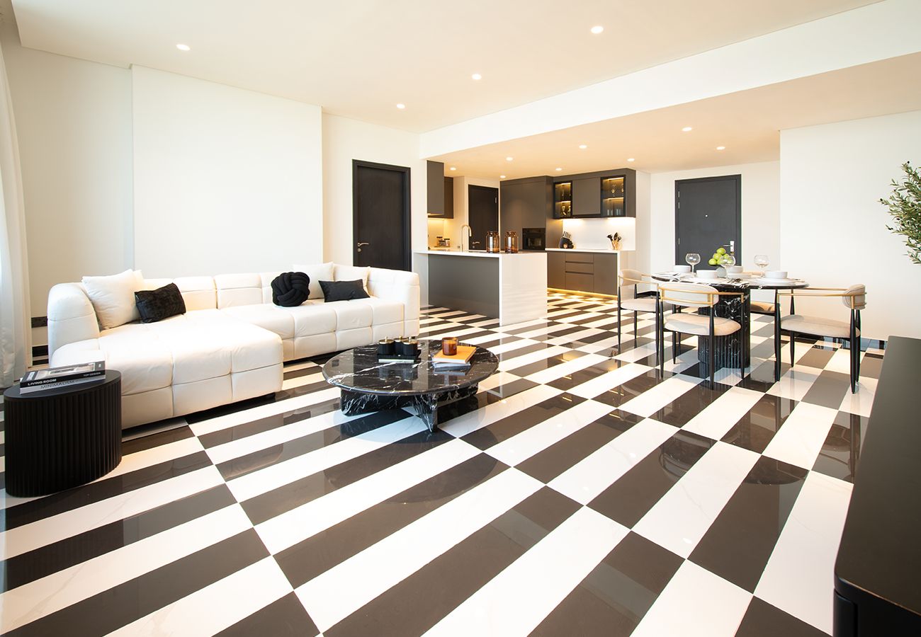 Apartment in Dubai - Luxury 1 Bed Apartment in Sky Gardens