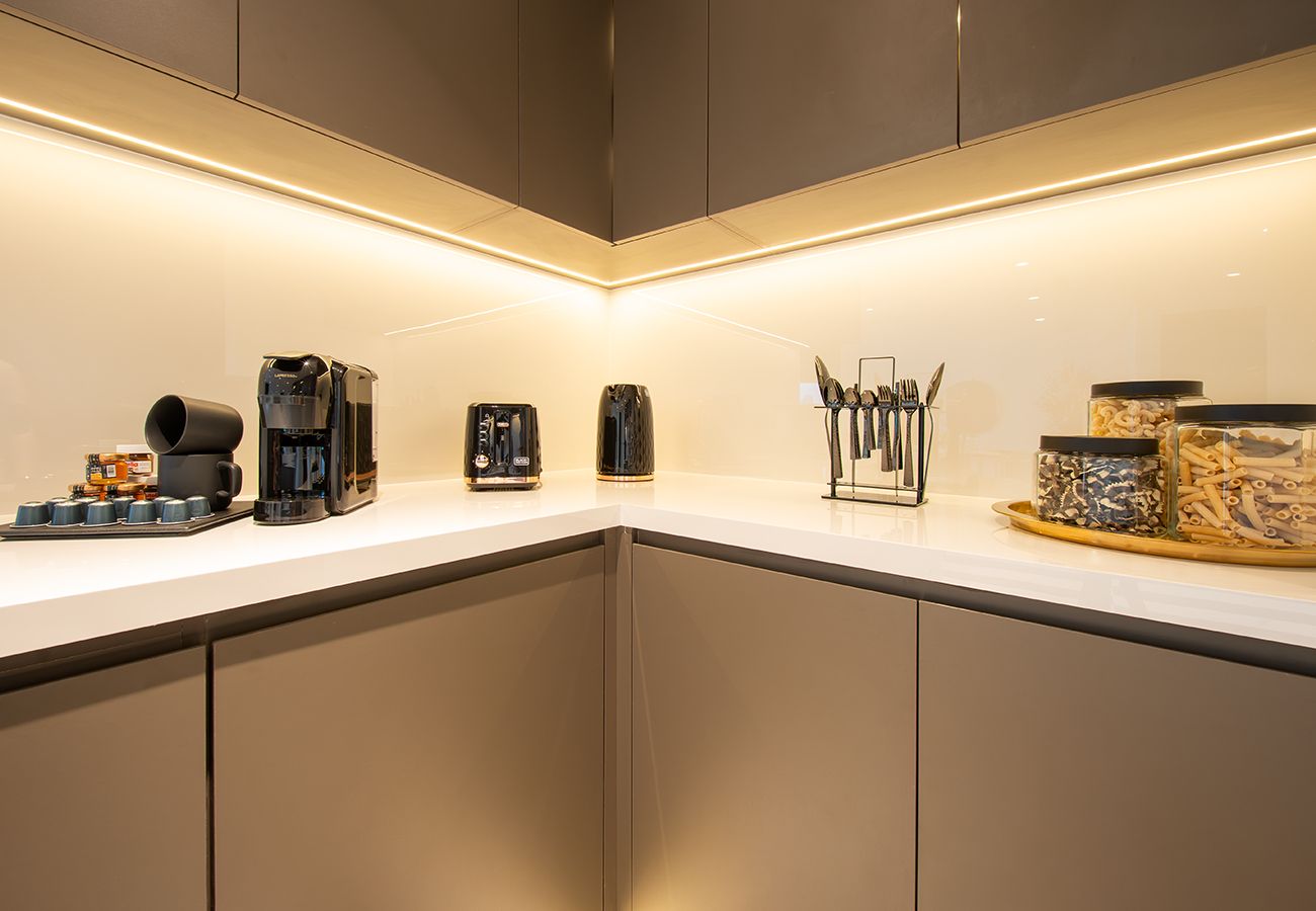 Apartment in Dubai - Luxury 1 Bed Apartment in Sky Gardens
