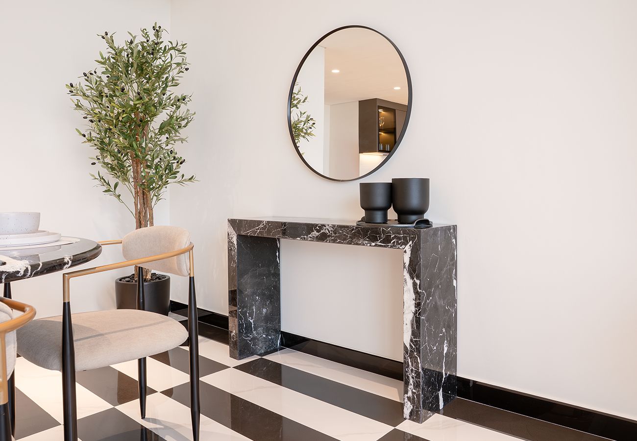 Apartment in Dubai - Luxury 1 Bed Apartment in Sky Gardens