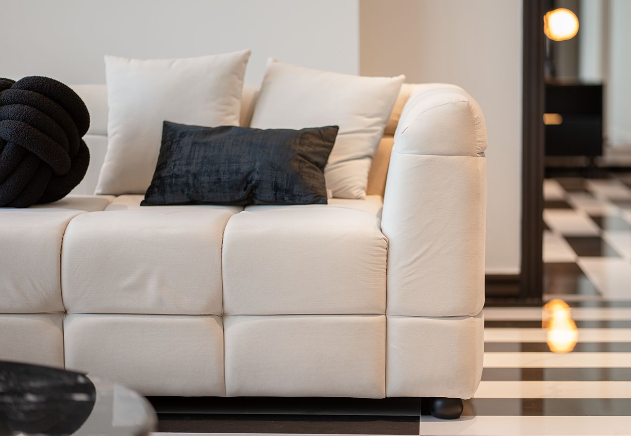 Apartment in Dubai - Luxury 1 Bed Apartment in Sky Gardens