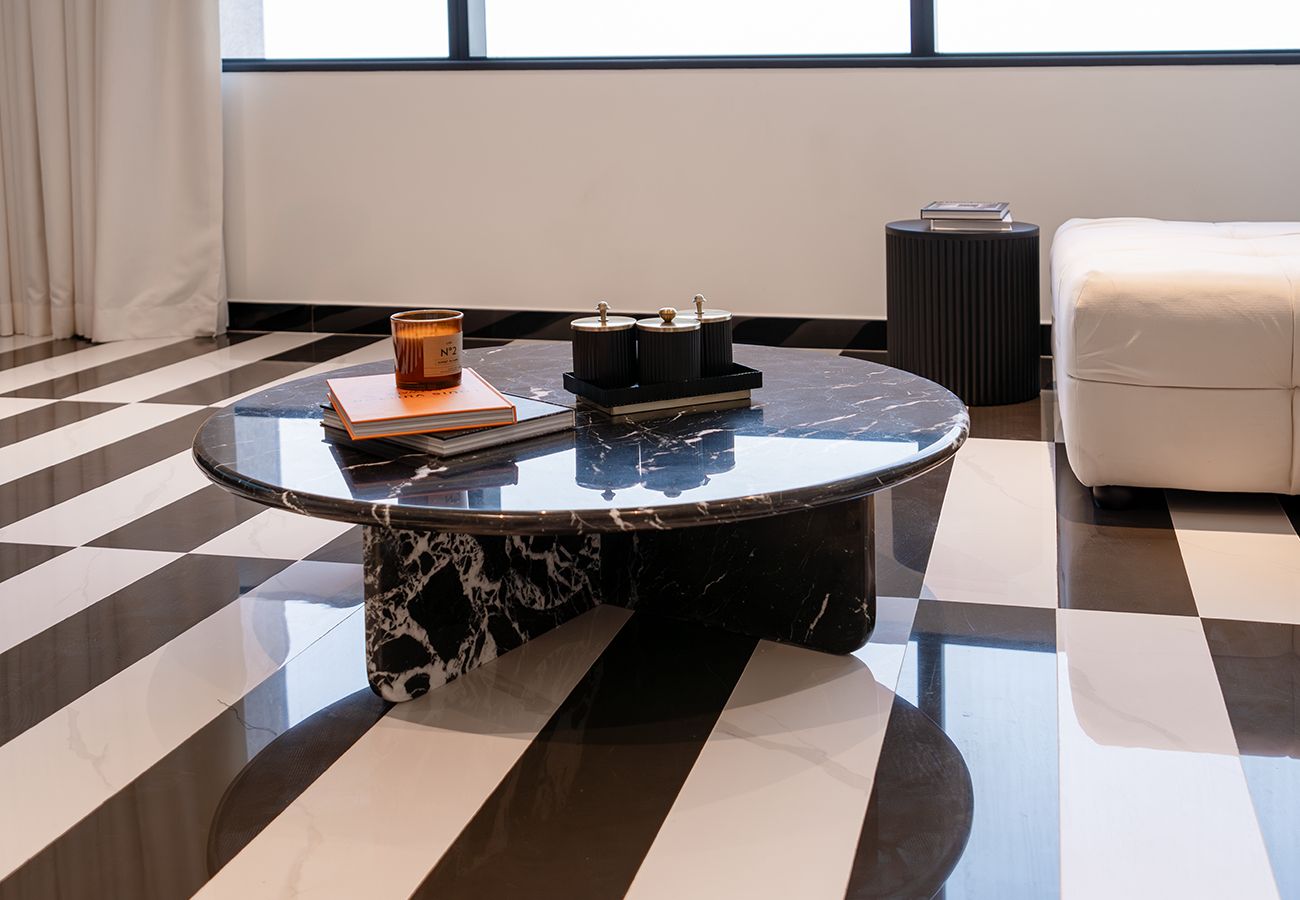 Apartment in Dubai - Luxury 1 Bed Apartment in Sky Gardens
