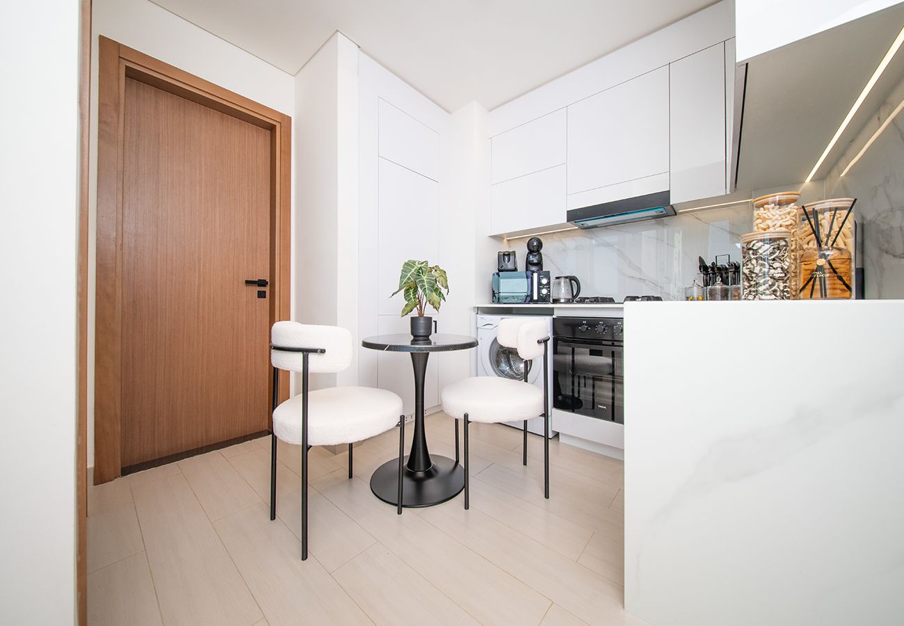 Apartment in Dubai - Beautiful 1 Bed in Binghatti House