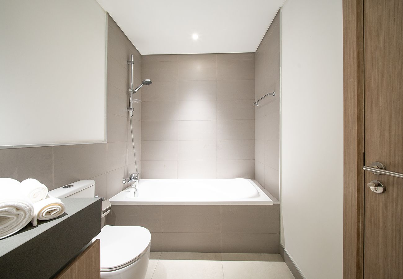 Apartment in Sharjah - Gorgeous 2 Bed in Cyan Beach Residence