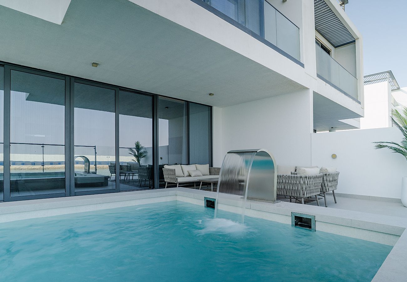 Villa in Ajmal Makan - Stunning 5 Bed Villa with Private Pool and Beach