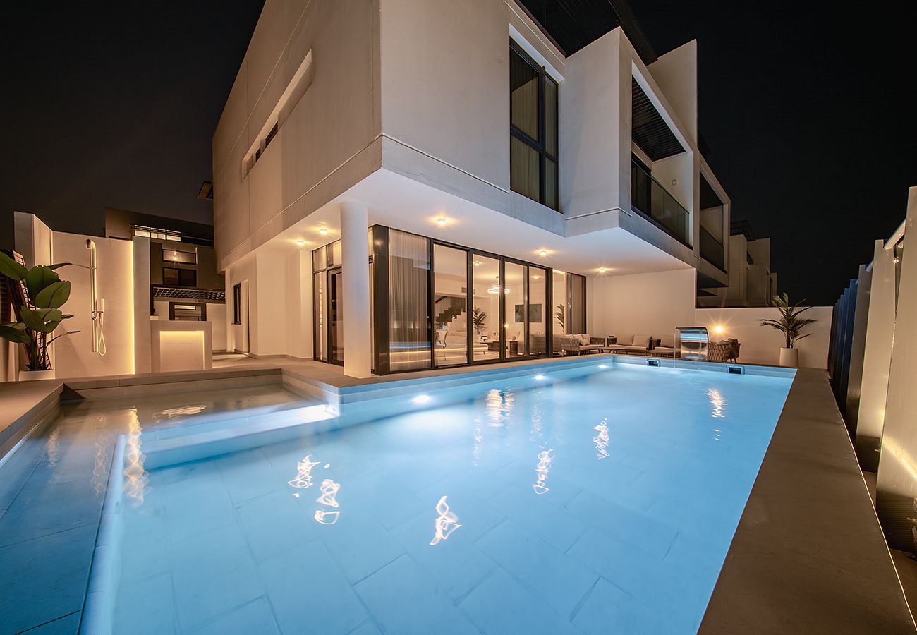 Villa in Ajmal Makan - Stunning 5 Bed Villa with Private Pool and Beach