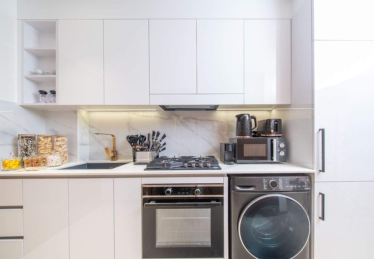 Studio in Dubai - Studio in Binghatti Azure with Pool and Gym