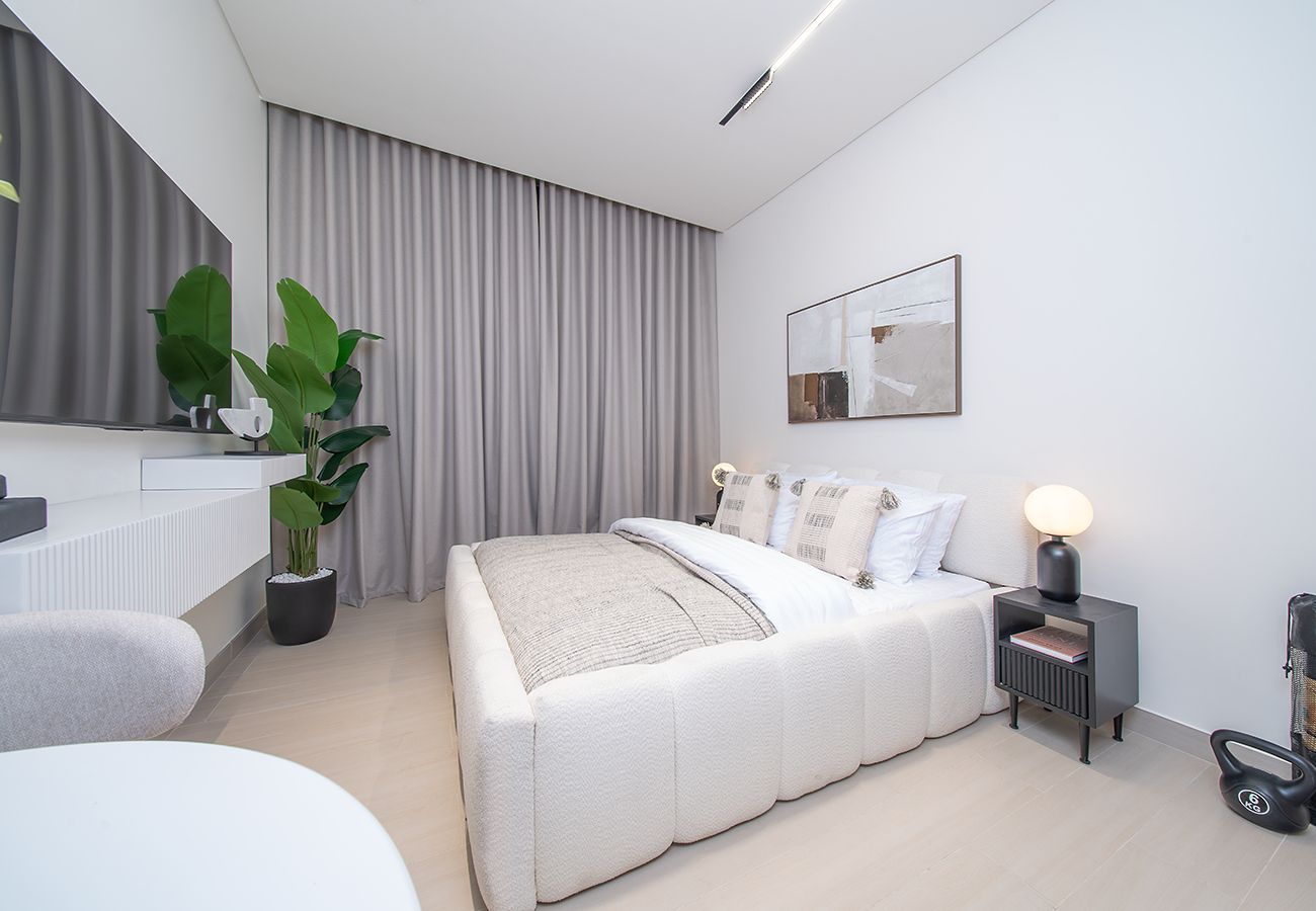 Studio in Dubai - Studio in Binghatti Azure with Pool and Gym