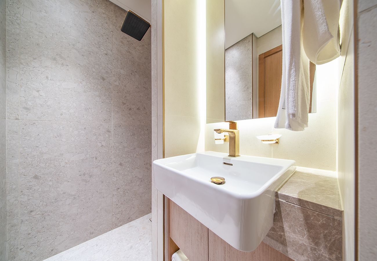 Studio in Dubai - Studio in Binghatti Azure with Pool and Gym