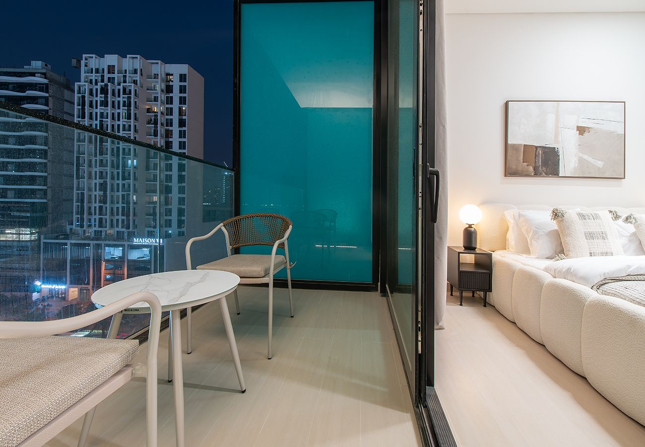 Studio in Dubai - Studio in Binghatti Azure with Pool and Gym