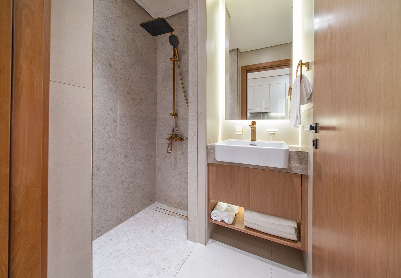 Studio in Dubai - Studio in Binghatti Azure with Pool and Gym