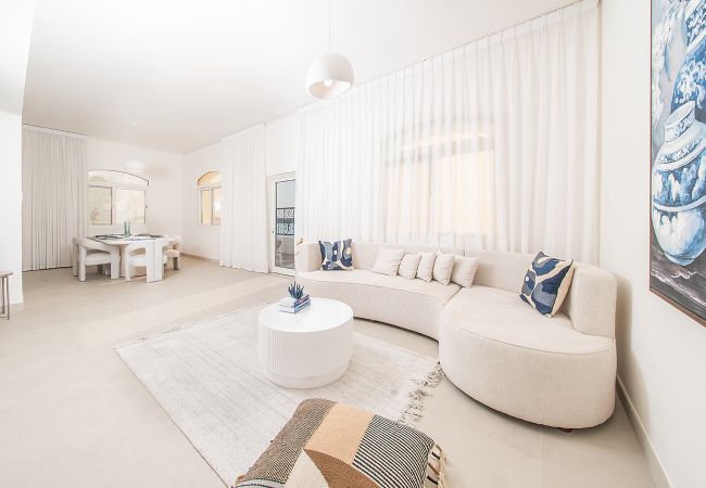 Villa in Ajmal Makan - Beachfront 4 Bed Villa in Ajmal Makan