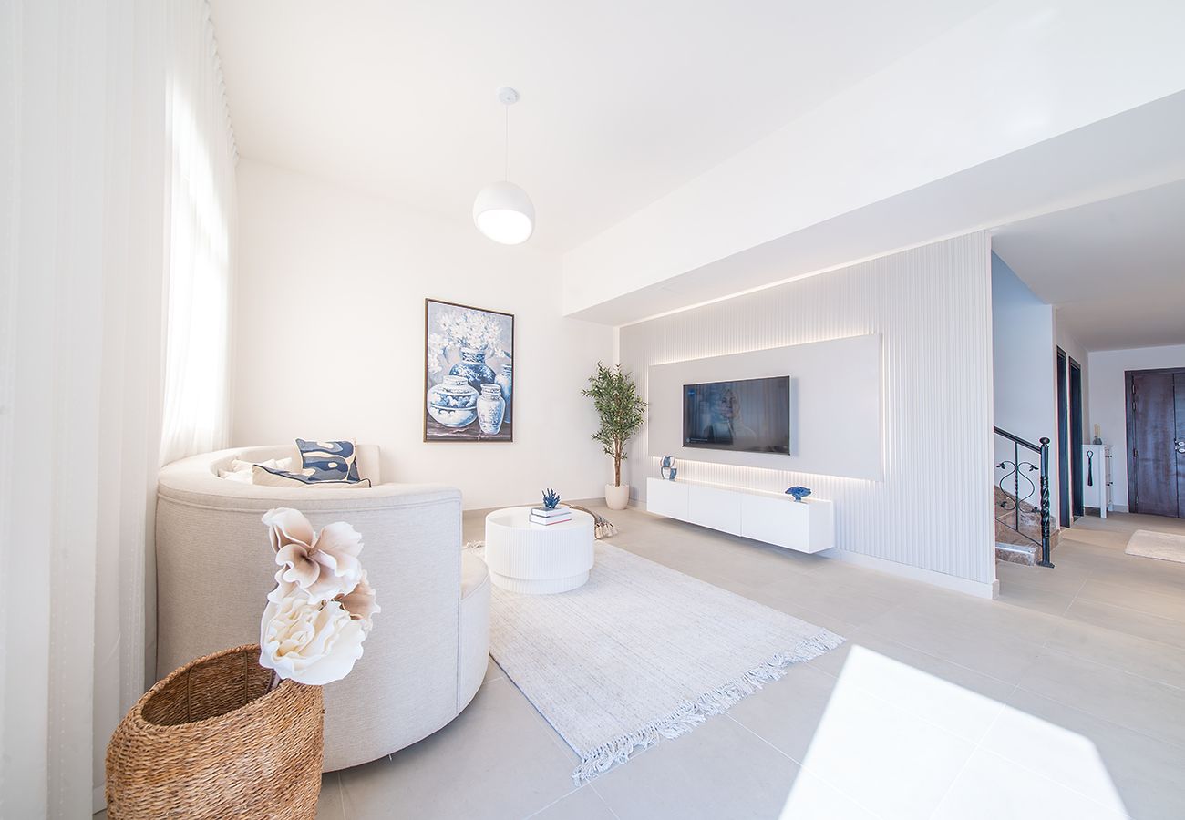 Villa in Ajmal Makan - Beachfront 4 Bed Villa in Ajmal Makan