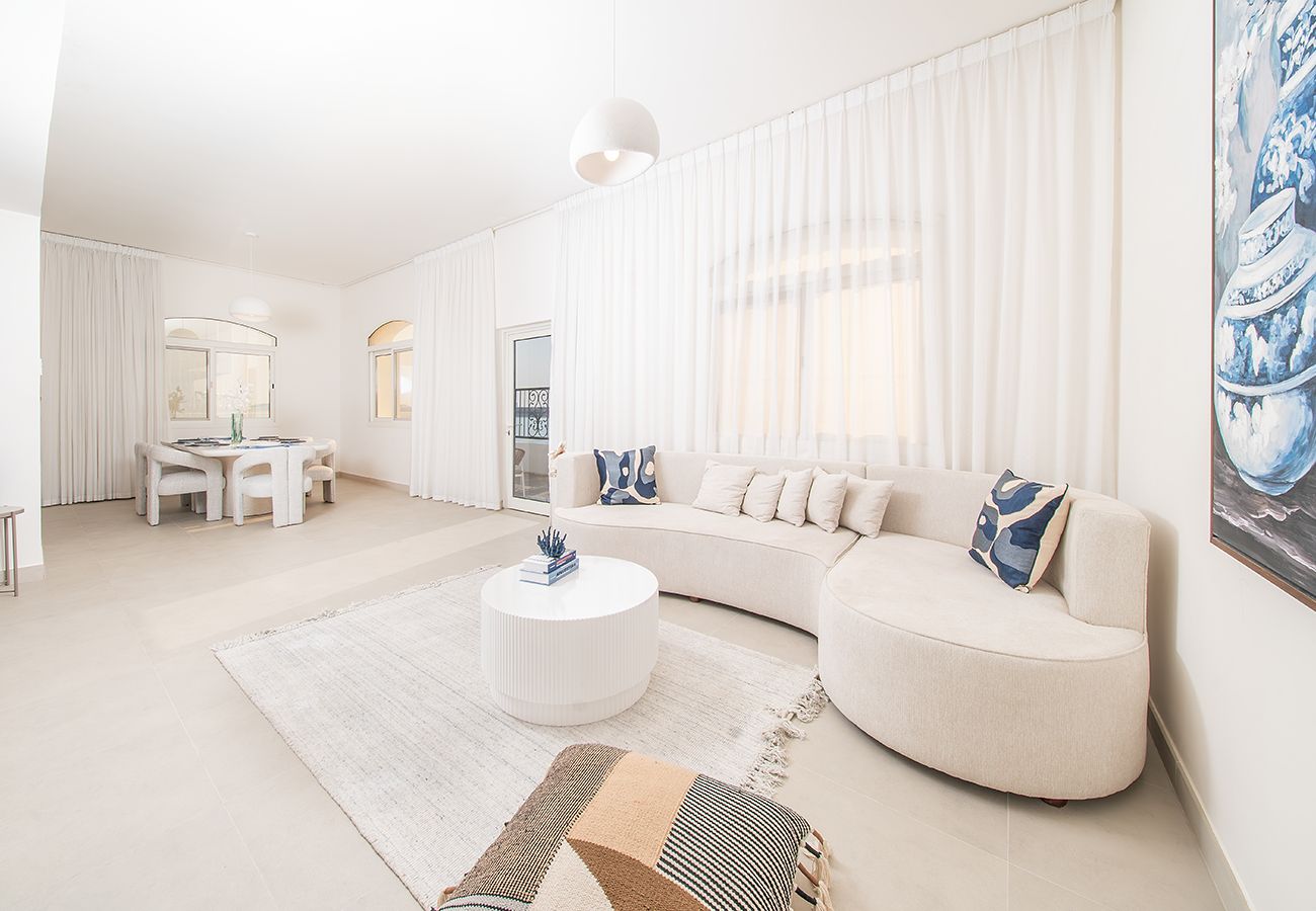 Villa in Ajmal Makan - Beachfront 4 Bed Villa in Ajmal Makan