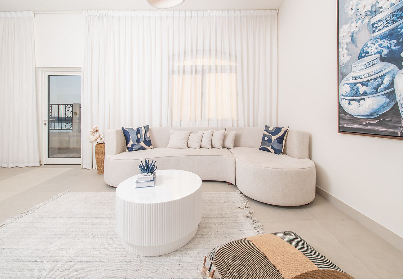 Villa in Ajmal Makan - Beachfront 4 Bed Villa in Ajmal Makan