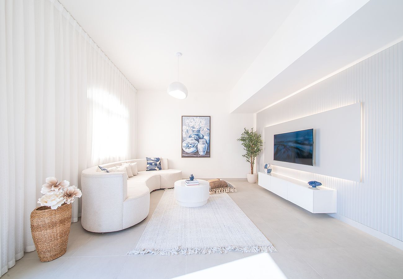 Villa in Ajmal Makan - Beachfront 4 Bed Villa in Ajmal Makan