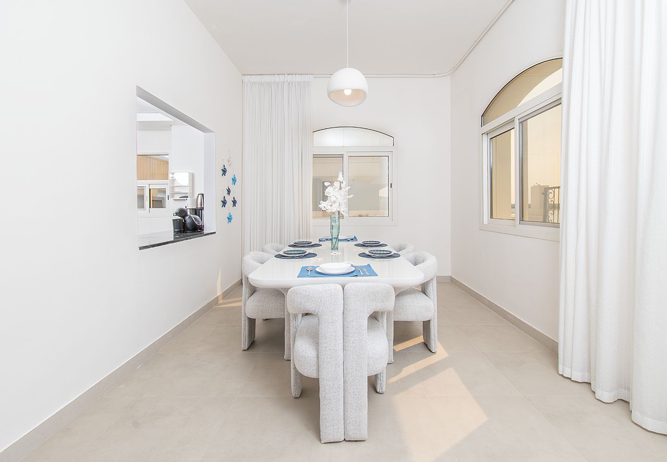 Villa in Ajmal Makan - Beachfront 4 Bed Villa in Ajmal Makan