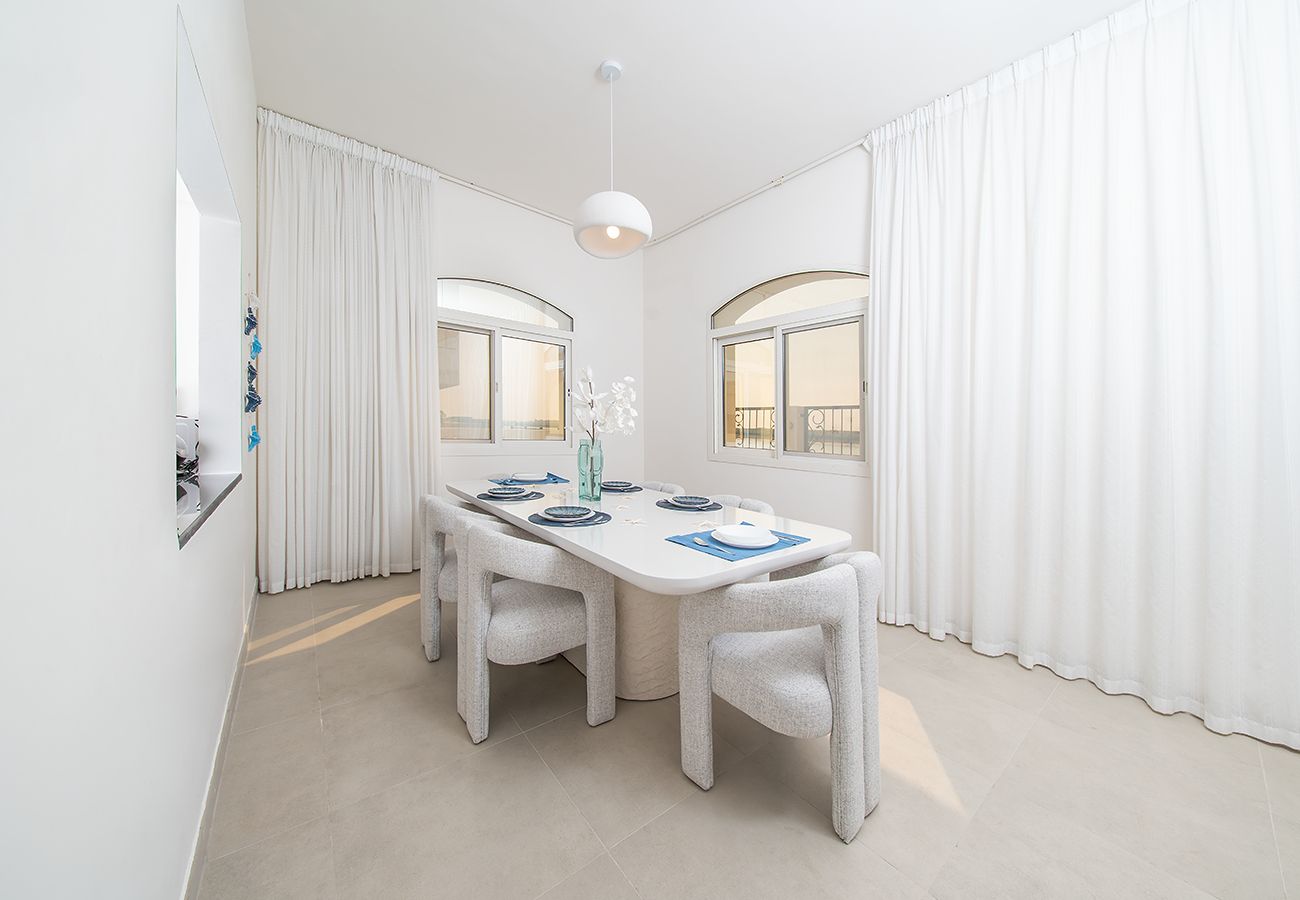 Villa in Ajmal Makan - Beachfront 4 Bed Villa in Ajmal Makan