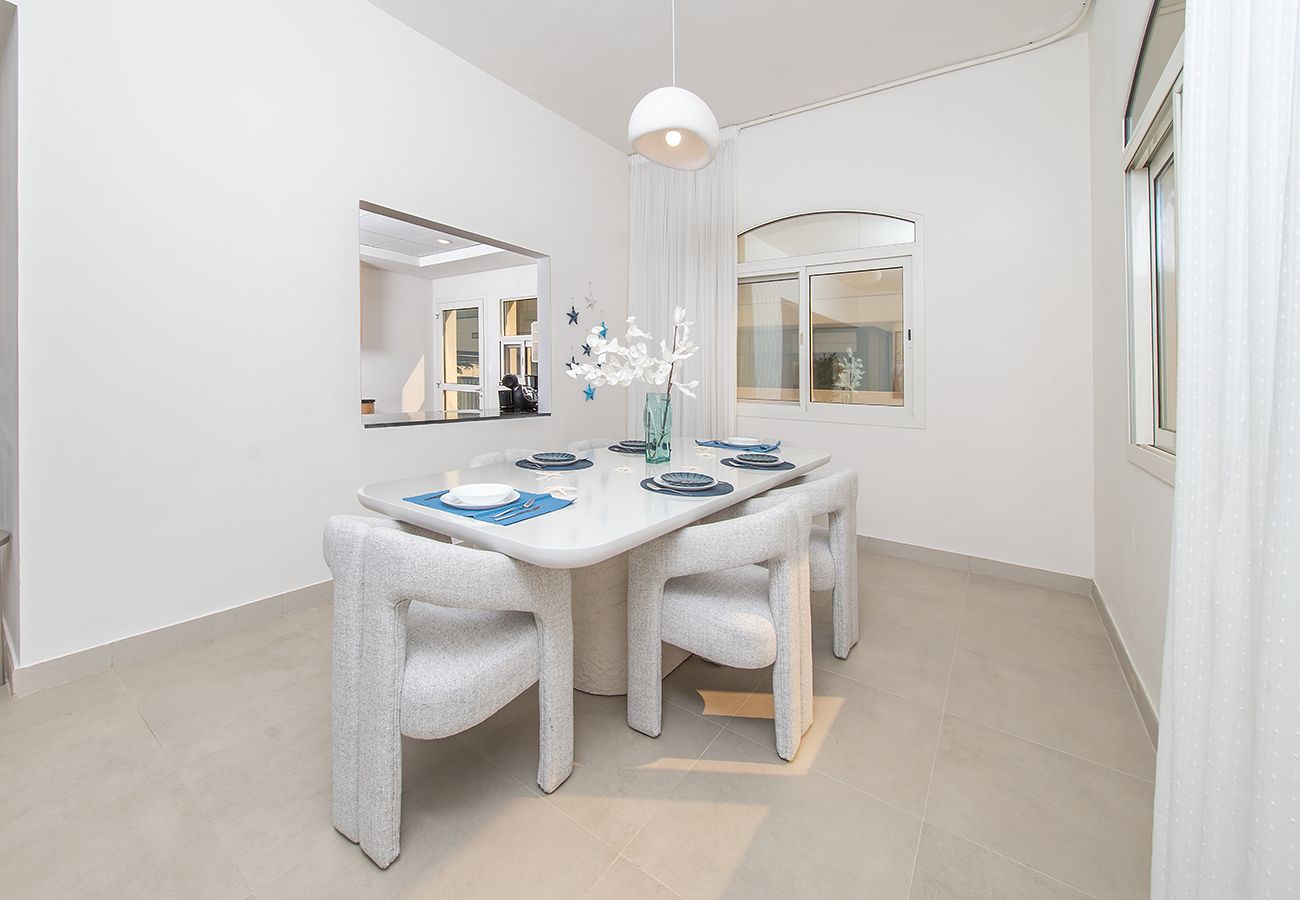 Villa in Ajmal Makan - Beachfront 4 Bed Villa in Ajmal Makan