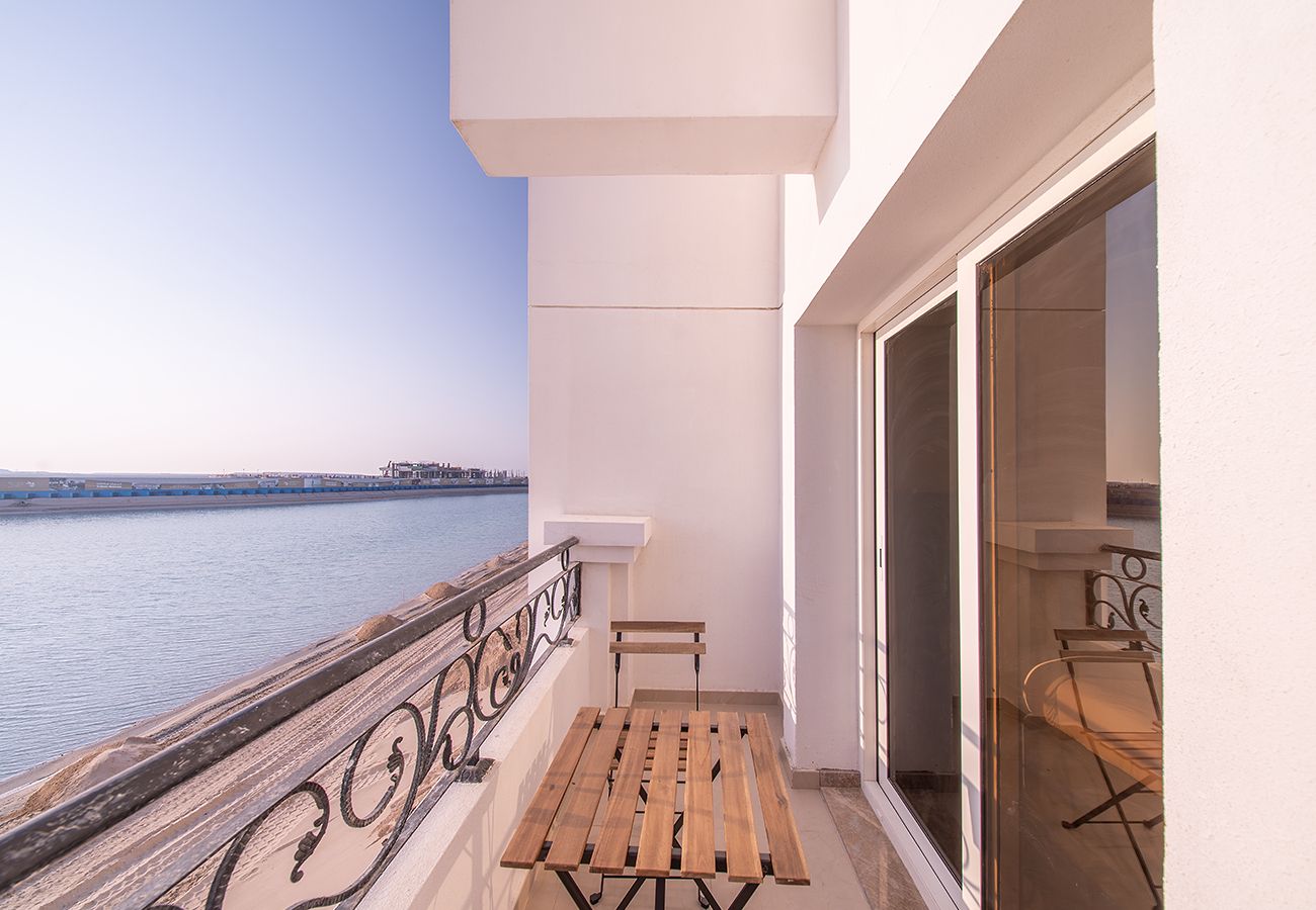 Villa in Ajmal Makan - Beachfront 4 Bed Villa in Ajmal Makan