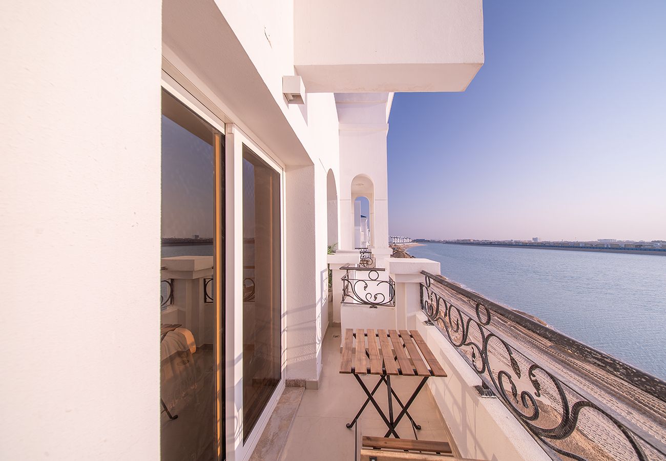 Villa in Ajmal Makan - Beachfront 4 Bed Villa in Ajmal Makan