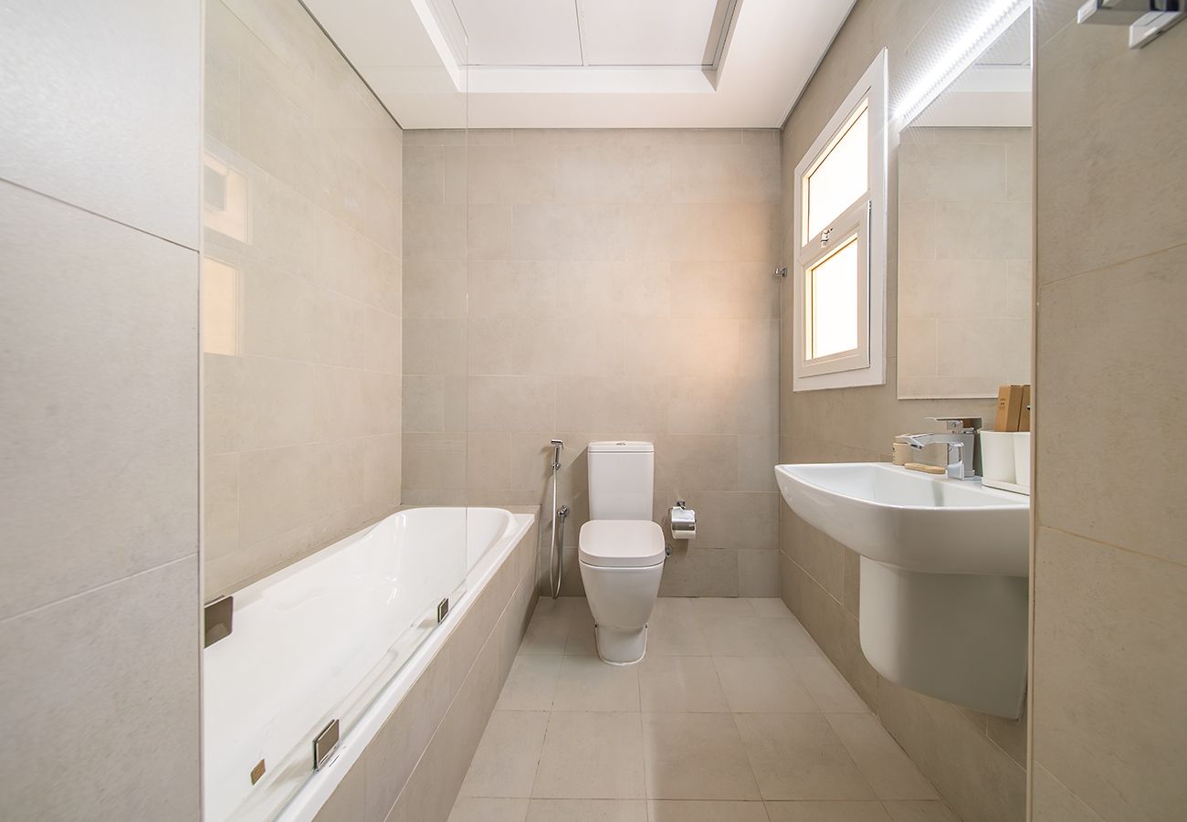 Villa in Ajmal Makan - Beachfront 4 Bed Villa in Ajmal Makan