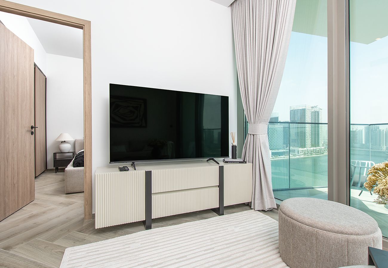 Apartment in Dubai - 1 Bed in Peninsula 3 with Full Canal Views