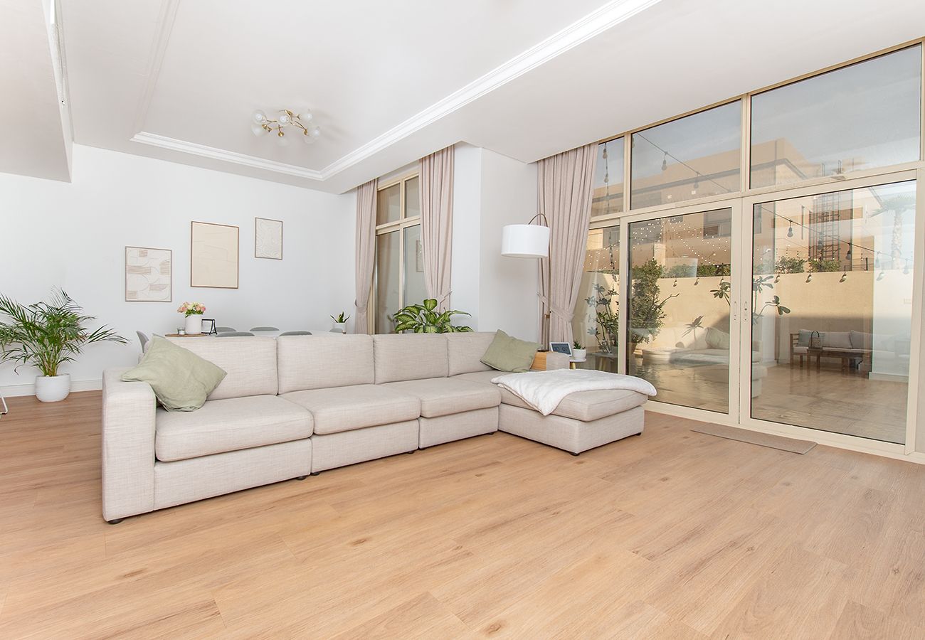 Villa in Dubai - 3 Bed Villa in Al Furjan with Private Pool and Gym