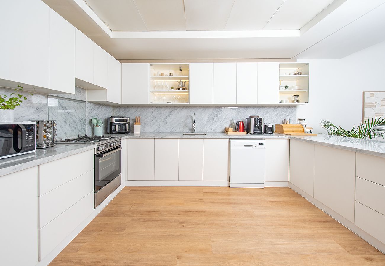 Villa in Dubai - 3 Bed Villa in Al Furjan with Private Pool and Gym