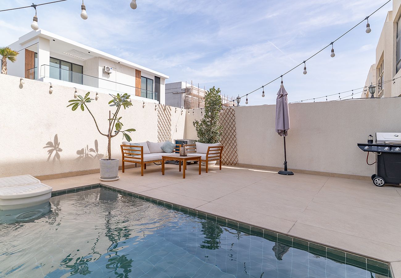 Villa in Dubai - 3 Bed Villa in Al Furjan with Private Pool and Gym