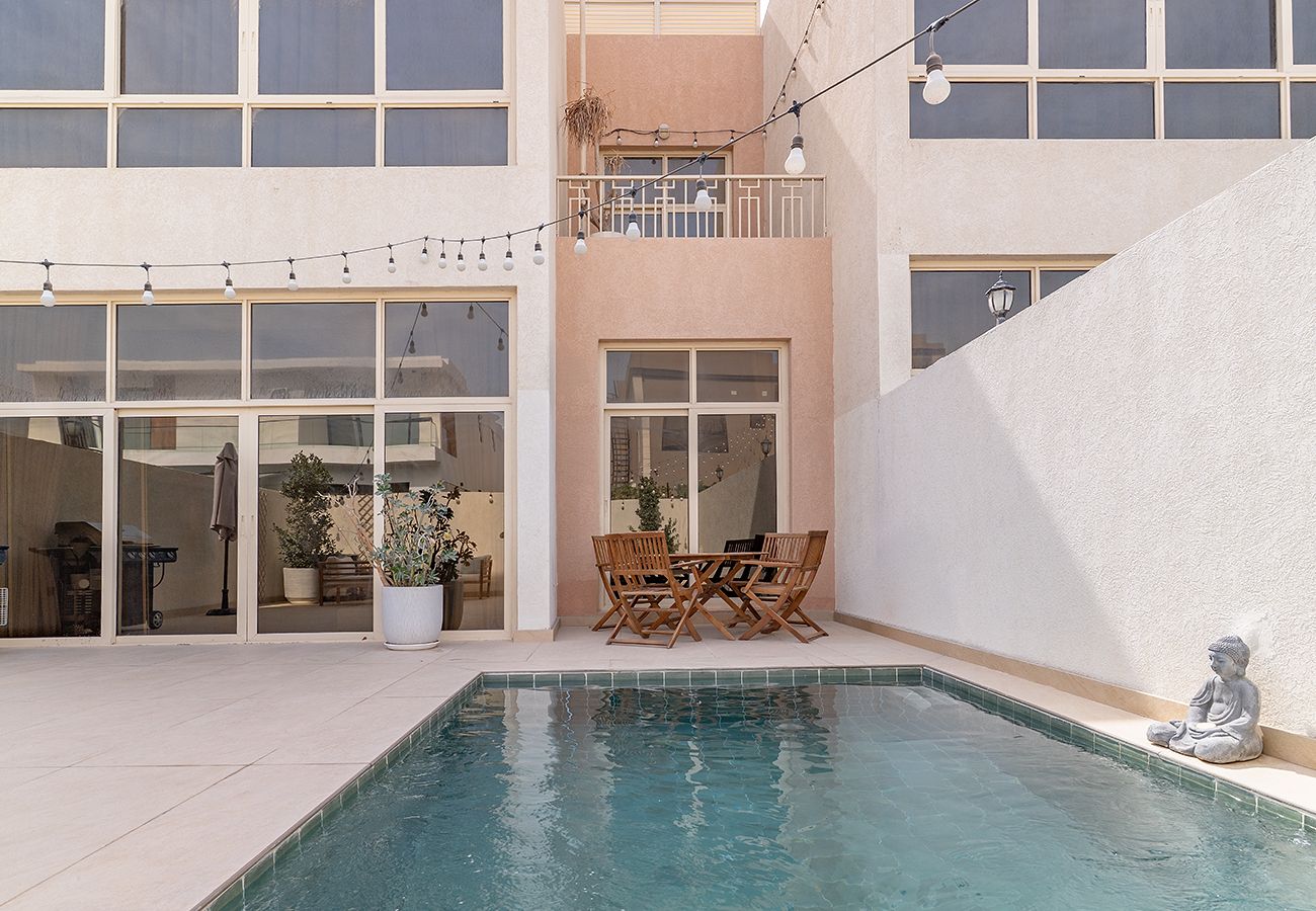 Villa in Dubai - 3 Bed Villa in Al Furjan with Private Pool and Gym