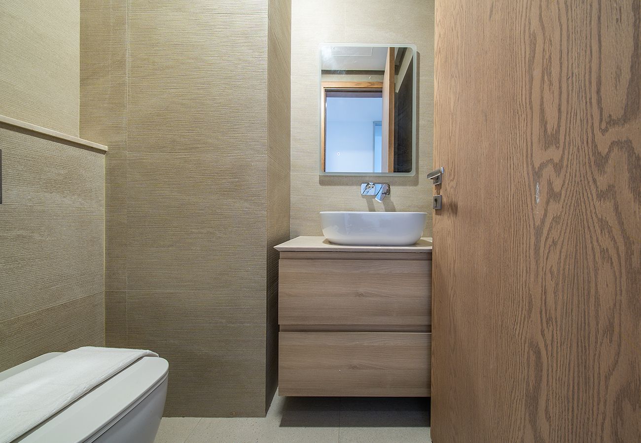 Apartment in Ajman - Luxury 3BR with Golf & Lake Views