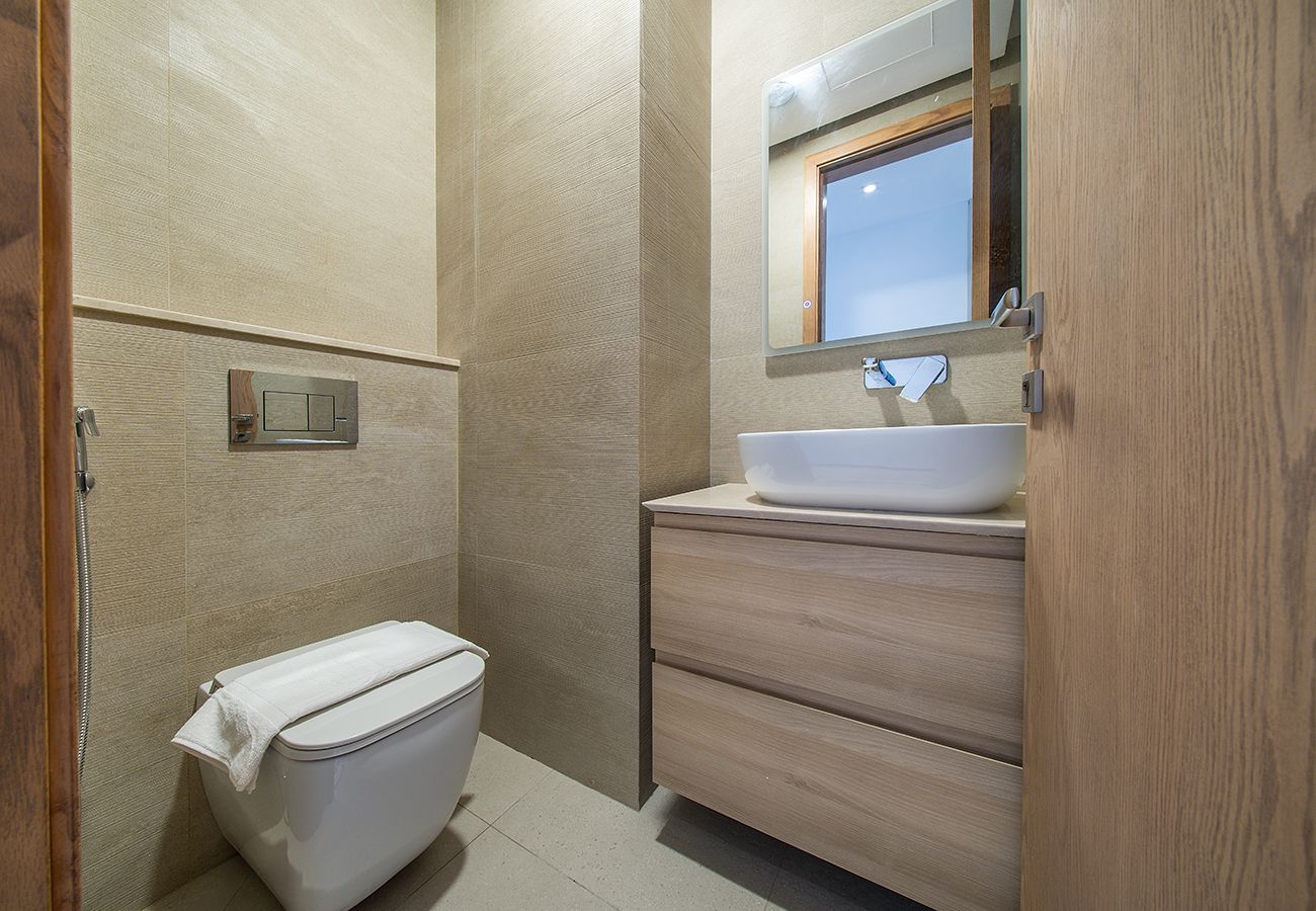 Apartment in Ajman - Luxury 3BR with Golf & Lake Views