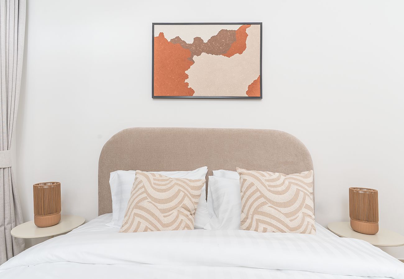 Apartment in Ajman - Luxury 3BR with Golf & Lake Views