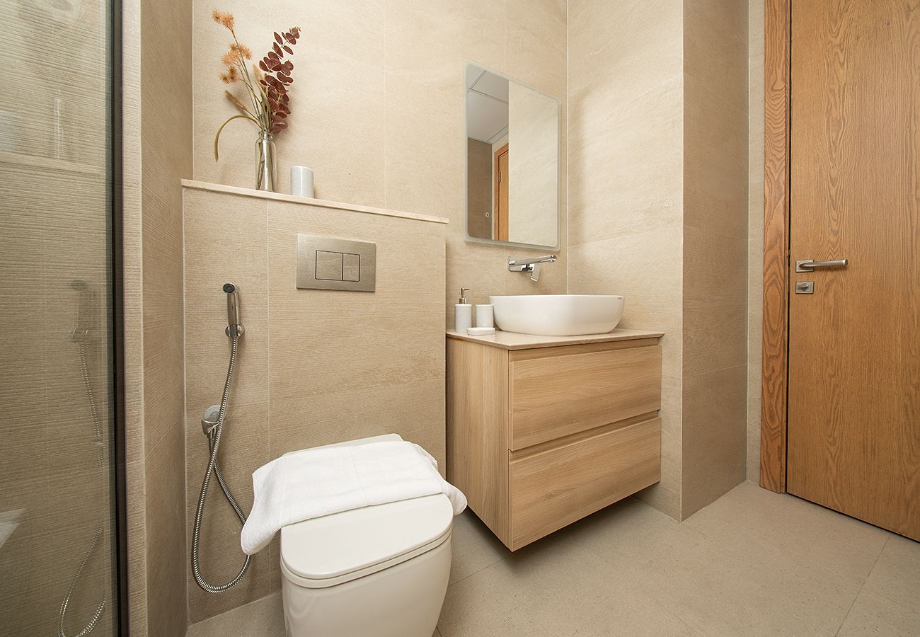 Apartment in Ajman - Luxury 3BR with Golf & Lake Views