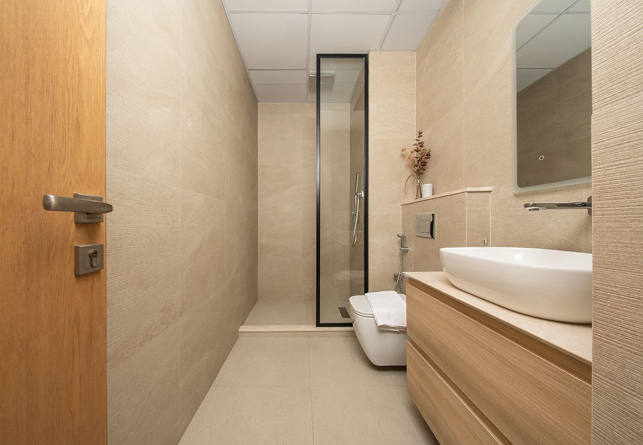 Apartment in Ajman - Luxury 3BR with Golf & Lake Views