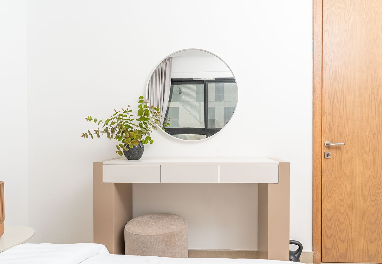 Apartment in Ajman - Luxury 3BR with Golf & Lake Views