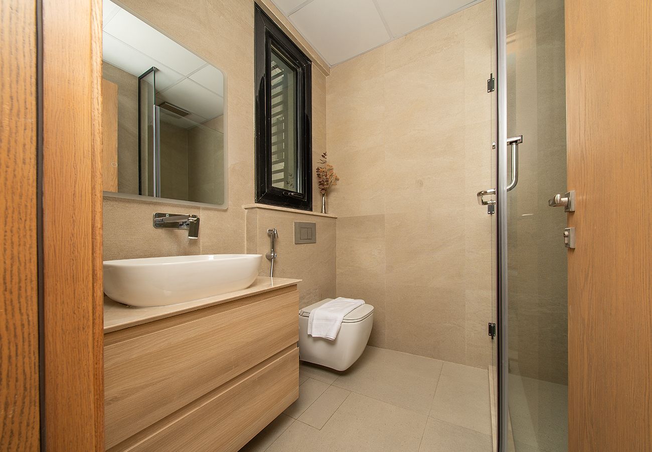 Apartment in Ajman - Luxury 3BR with Golf & Lake Views