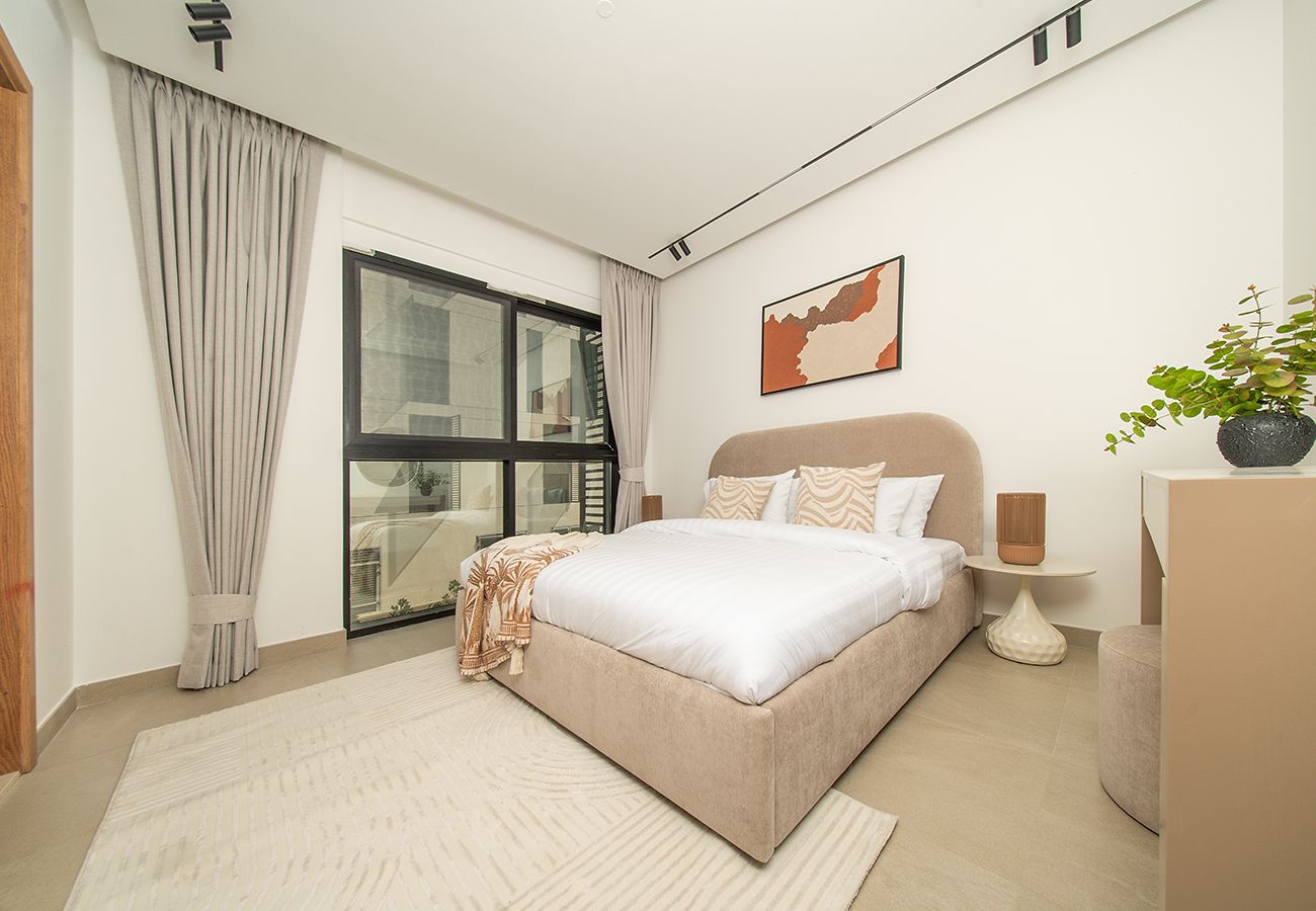 Apartment in Ajman - Luxury 3BR with Golf & Lake Views