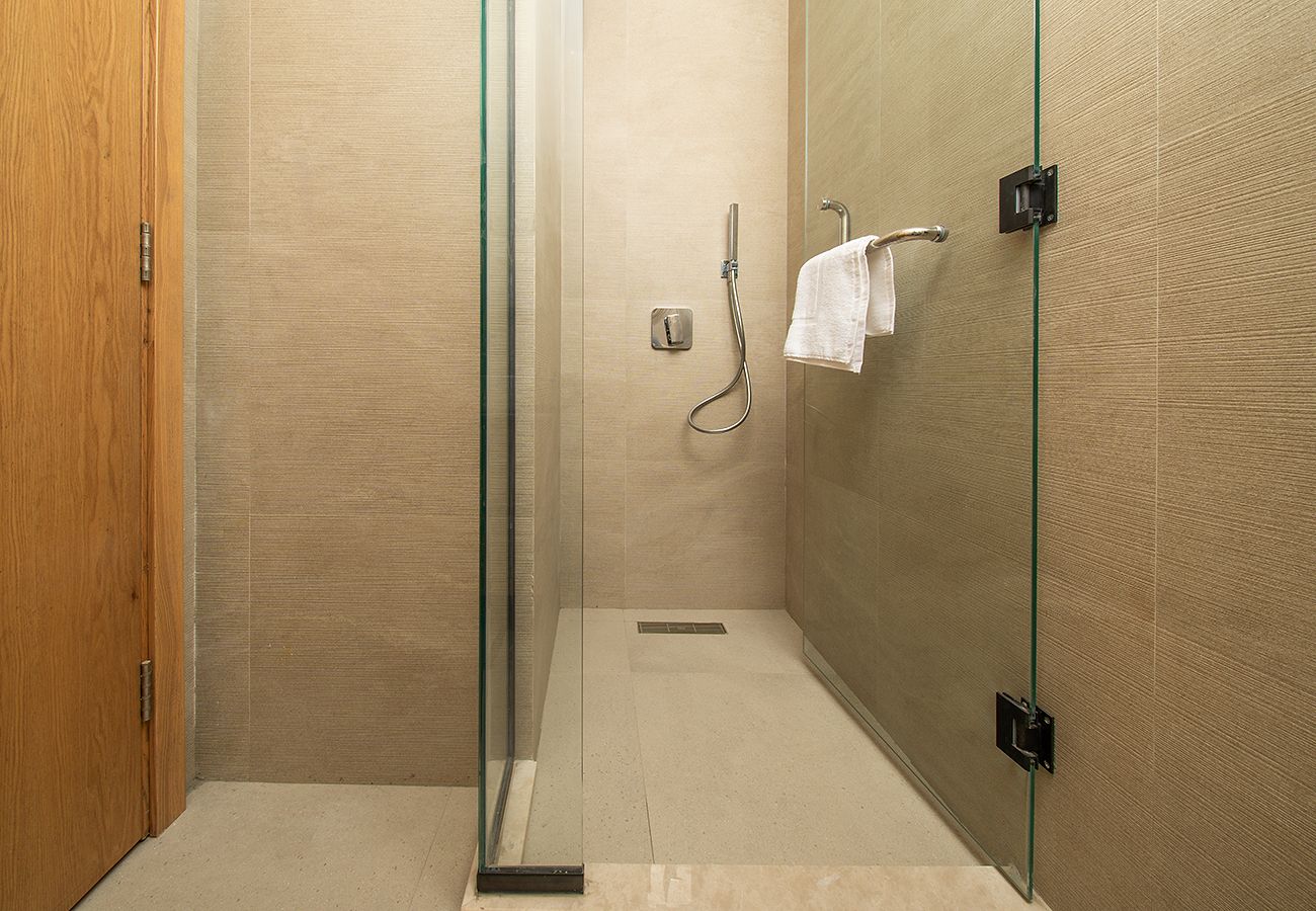 Apartment in Ajman - Luxury 3BR with Golf & Lake Views