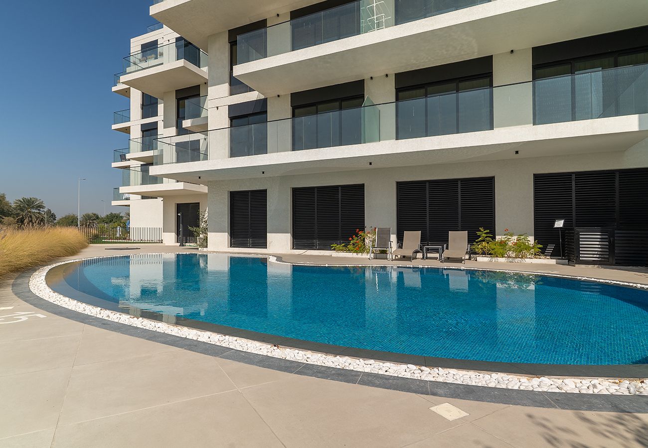 Apartment in Ajman - Luxury 3BR with Golf & Lake Views