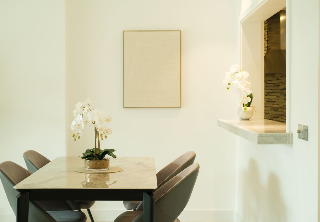 Apartment in Dubai - Stylish 1BR in Shoreline with Beach Access