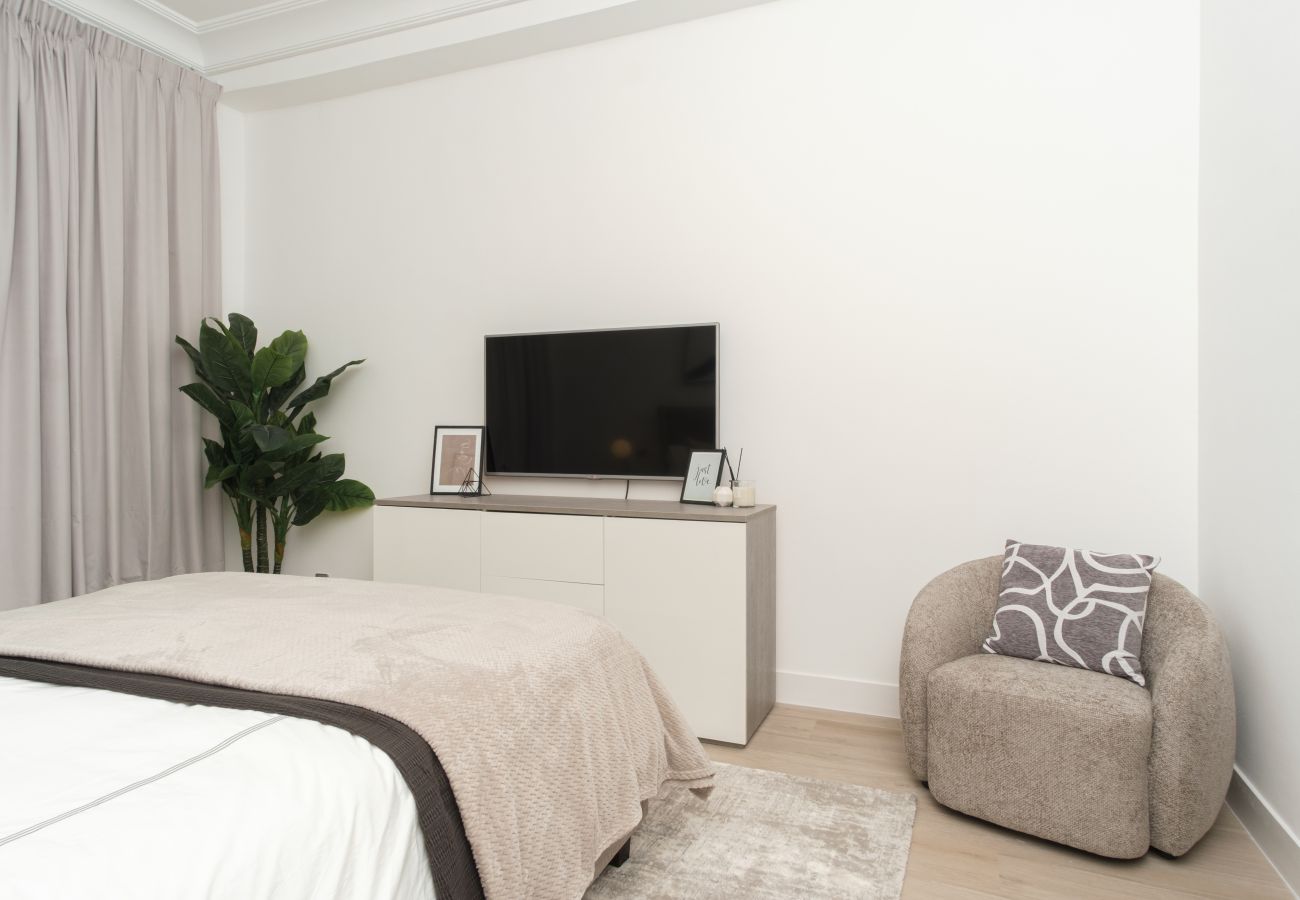 Apartment in Dubai - Stylish 1BR in Shoreline with Beach Access