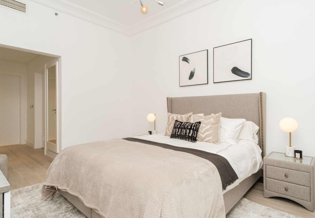 Apartment in Dubai - Stylish 1BR in Shoreline with Beach Access